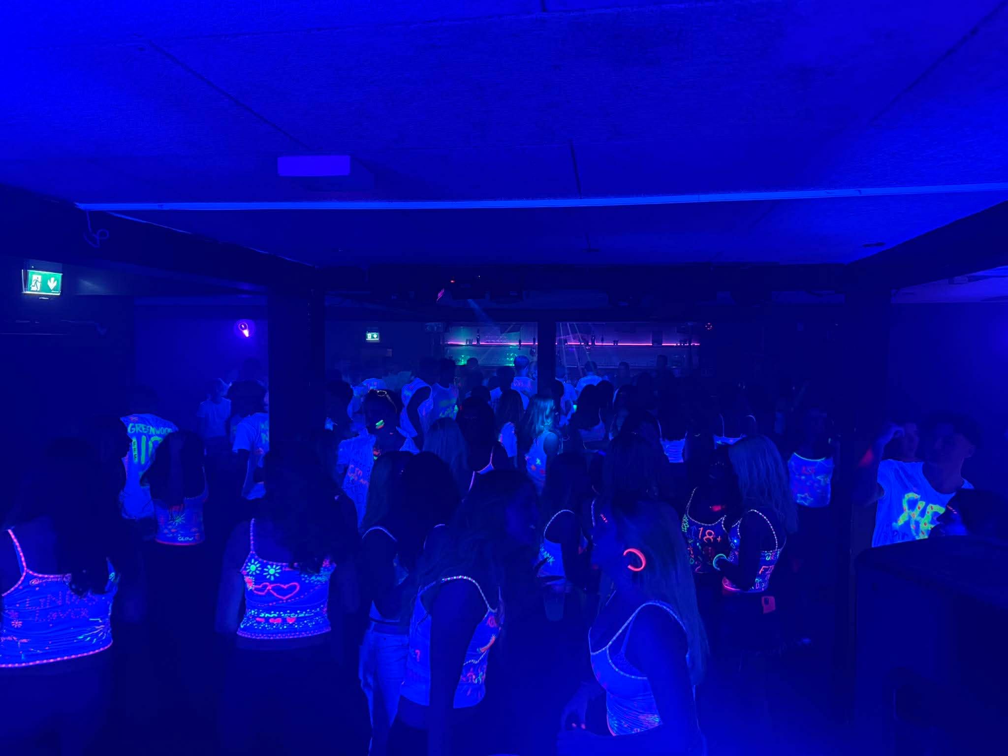 Fest på dansegulvet i UV-lys med selvlysende trøjer